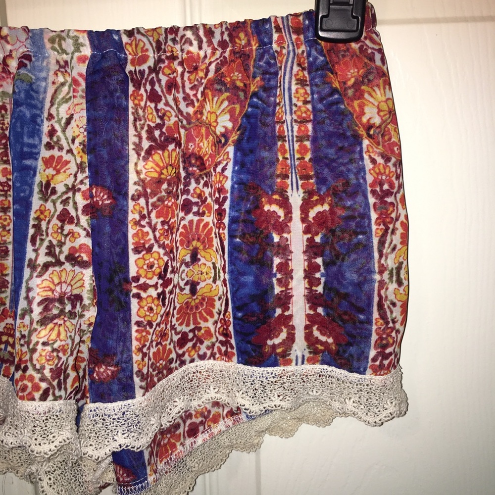Show Me Your MuMu Floral Shorts - Picture 3 of 6